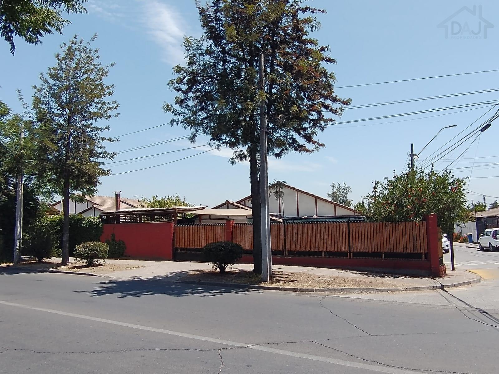Se Arrienda casa esquina gran terreno más piscina